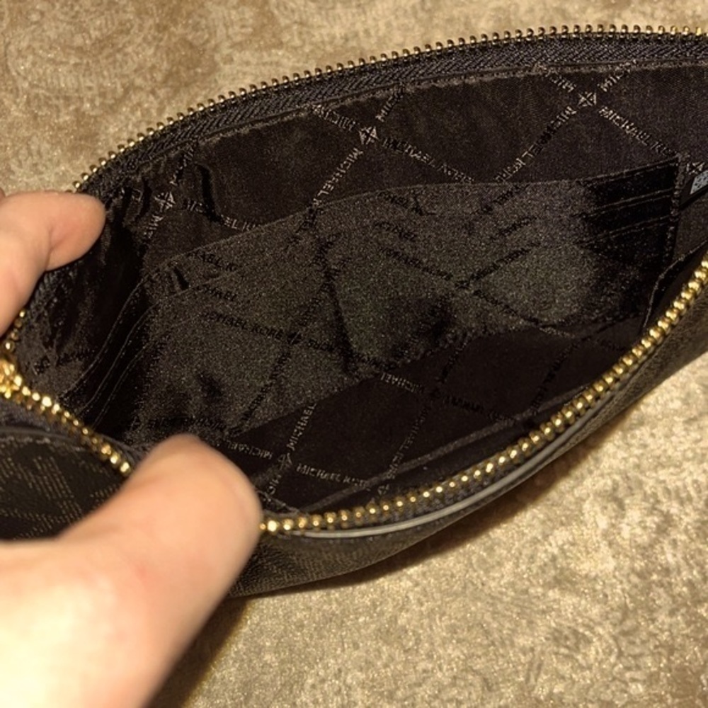 Brand New Michael Kors Large Zippered Clutch Wristlet Black & Gold Jet Set - Picture 13 of 15